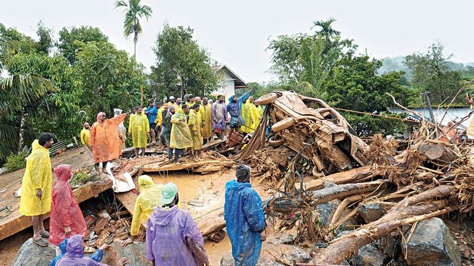 वायनाड के वेल्लरमाला में बचाव अभियान का दृश्य