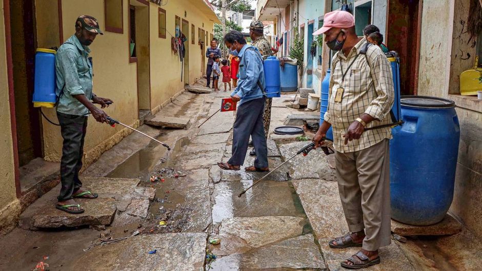 डेंगू के प्रसार को रोकने के लिए धुआं छिड़कते हुए बेंगलुरु महानगर पालिका के कर्मचारी