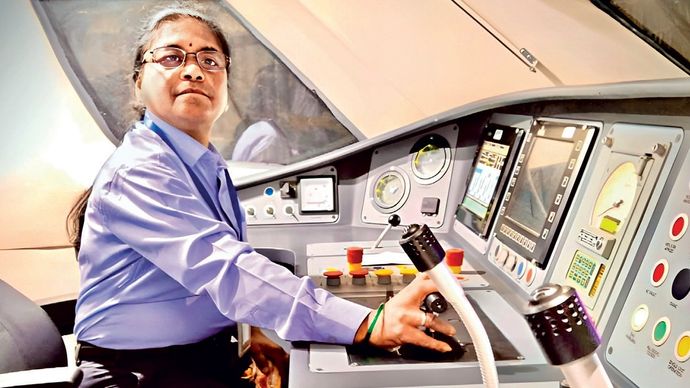 वंदे भारत एक्सप्रेस चलातीं सुरेखा यादव