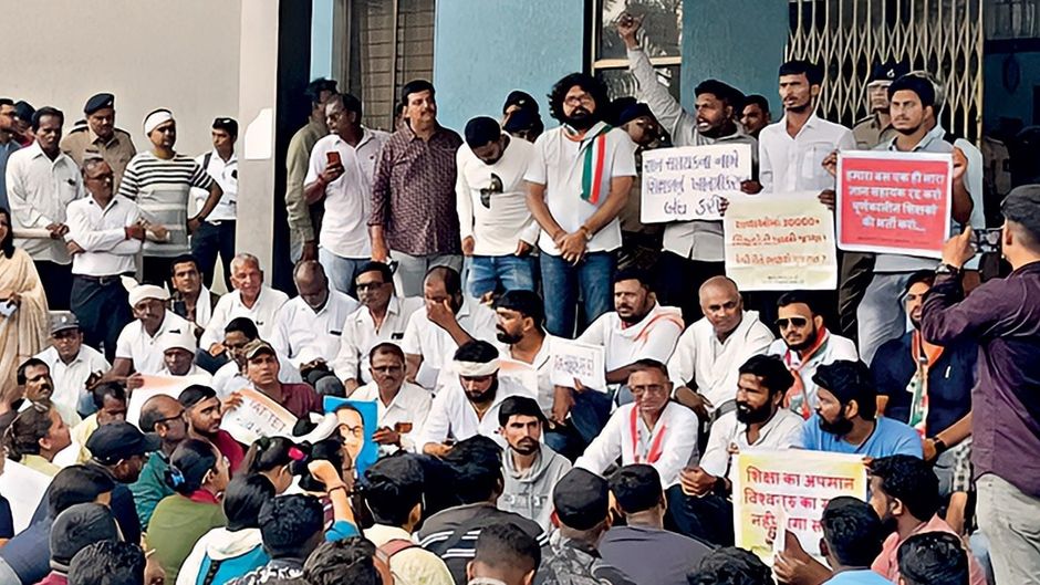 प्रदर्शनकारी शिक्षक पात्रता परीक्षा उत्तीर्ण कर चुके लोगों की स्थायी नियुक्ति की मांग कर रहे