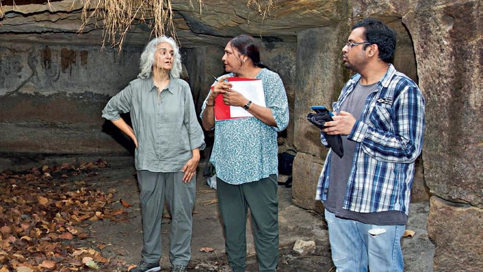 प्रोफेसर नयनजोत लाहिड़ी अपनी टीम के साथ