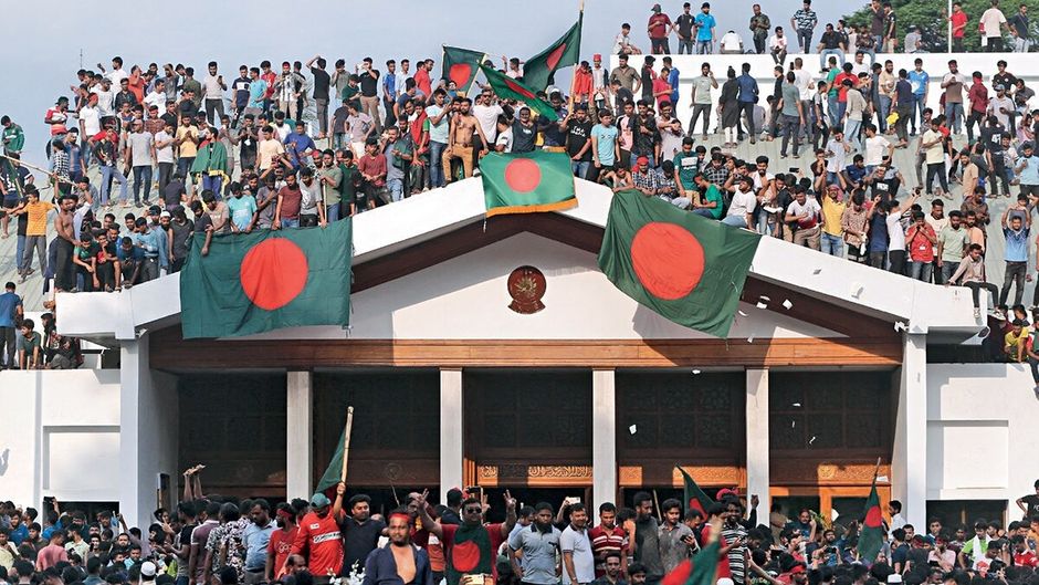 ढाका में 5 अगस्त को निर्वासित प्रधानमंत्री शेख हसीना के दफ्तर पर बांग्लादेशियों का धावा