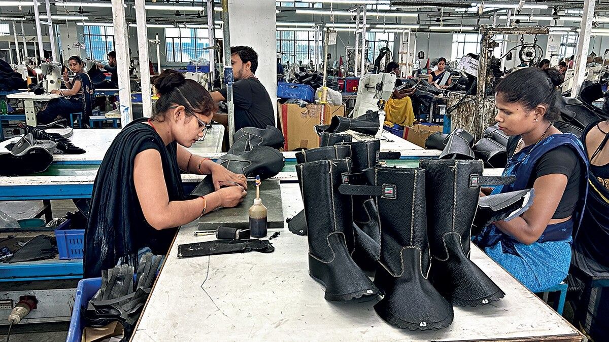 हाजीपुर में कंपीटेंस एक्सपर्ट प्रा. लि. की फैक्ट्री में रूसी बाजार के लिए सेफ्टी शूज तैयार करते कर्मचारी