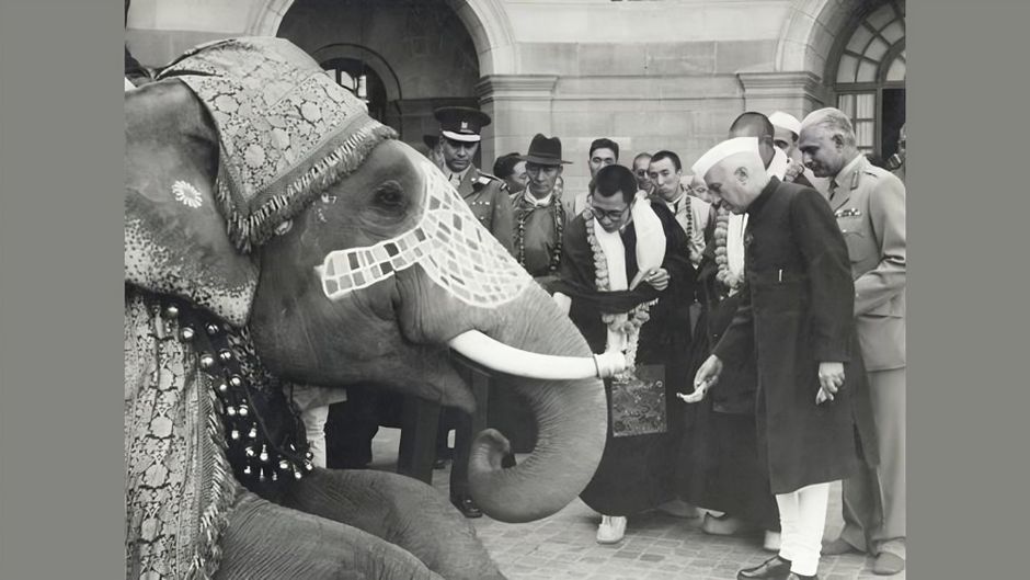 राष्ट्रपति भवन में एक हाथी के साथ जवाहरलाल नेहरू, दलाई लामा व अन्य (दिसंबर, 1956)/विकीमीडिया कॉमन्स