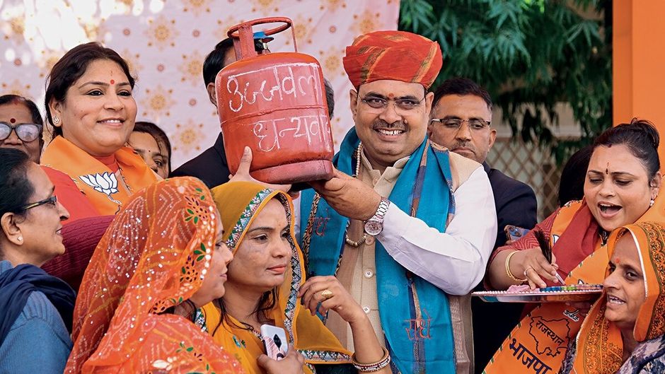 राजस्थान के सीएम भजनलाल शर्मा जयपुर में अपने आवास पर केंद्र सरकार की उज्ज्वला योजना एलपीजी कनेक्शन स्कीम की लाभार्थी महिलाओं के साथ