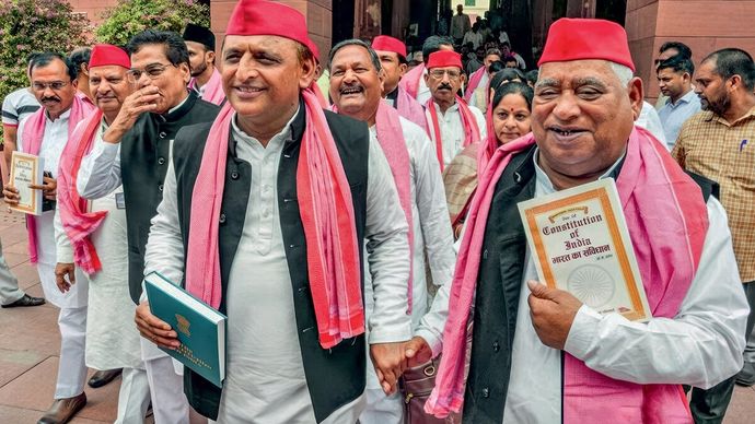 सपा प्रमुख अखिलेश यादव अयोध्या से पार्टी के सांसद अवधेश प्रसाद के साथ