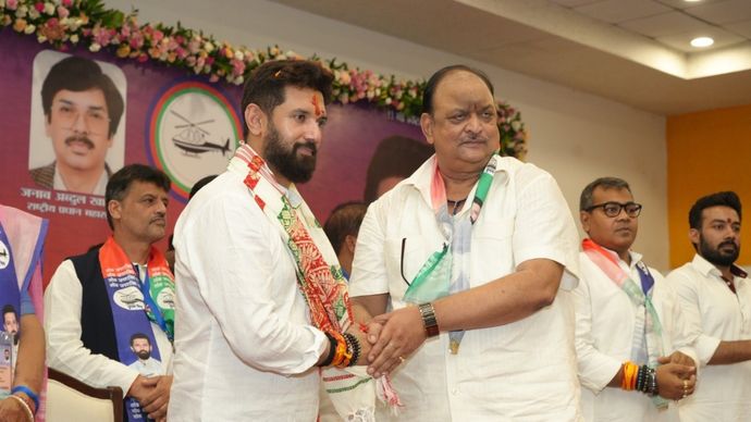 रांची में पार्टी की कार्यकारणी की बैठक के दौरान लोजपा (R) के प्रदेश अध्यक्ष वीरेंद्र प्रधान के साथ चिराग पासवान