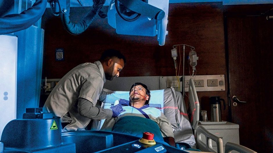 दिल्ली के इंद्रप्रस्थ अपोलो अस्पताल में पोर्टेबल एक्स-रे मशीन से एक मरीज की जांच