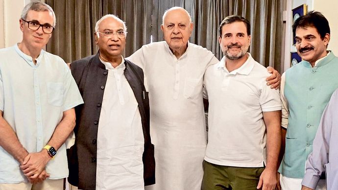 नेशनल कॉन्फ्रेंस के नेता फारुक और उमर अब्दुल्ला 22 अगस्त को श्रीनगर में कांग्रेस के मल्लिकार्जुन खड़गे, राहुल गांधी और के.सी. वेणुगोपाल के साथ