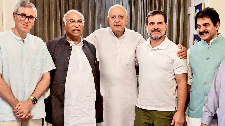 नेशनल कॉन्फ्रेंस के नेता फारुक और उमर अब्दुल्ला 22 अगस्त को श्रीनगर में कांग्रेस के मल्लिकार्जुन खड़गे, राहुल गांधी और के.सी. वेणुगोपाल के साथ