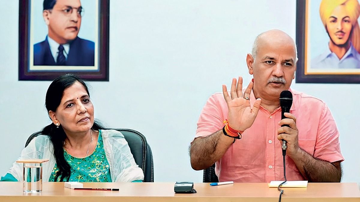 जमानत पर रिहा होकर जेल से बाहर आए मनीष सिसोदिया प्रेस कॉन्फ्रेंस करते हुए. साथ में सुनीता केजरीवाल