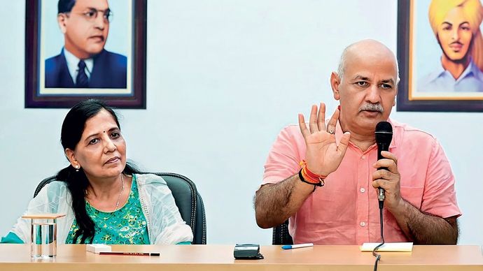 जमानत पर रिहा होकर जेल से बाहर आए मनीष सिसोदिया प्रेस कॉन्फ्रेंस करते हुए. साथ में सुनीता केजरीवाल