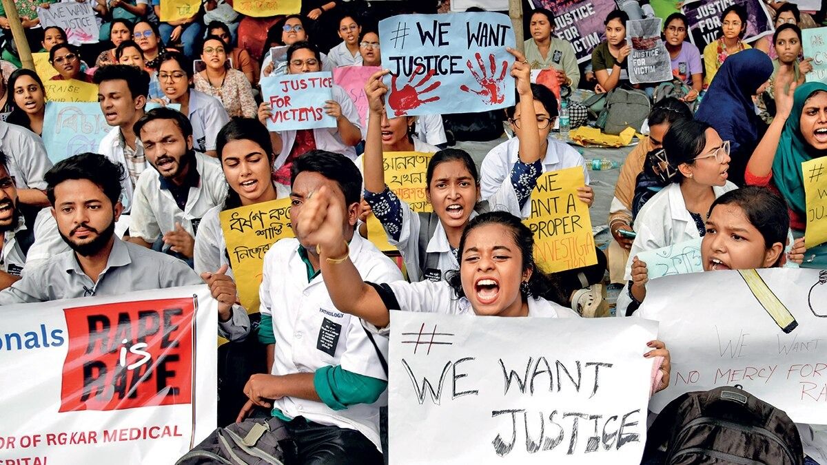 डॉक्टर, छात्र और हॉस्पिटल के दूसरे स्टाफ 12 अगस्त को आर.जी. कर हॉस्पिटल में विरोध प्रदर्शन करते हुए