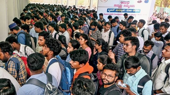 बेंगलूरू में 26 फरवरी को कर्नाटक सरकार के नौकरी मेले में जमा हुए युवा