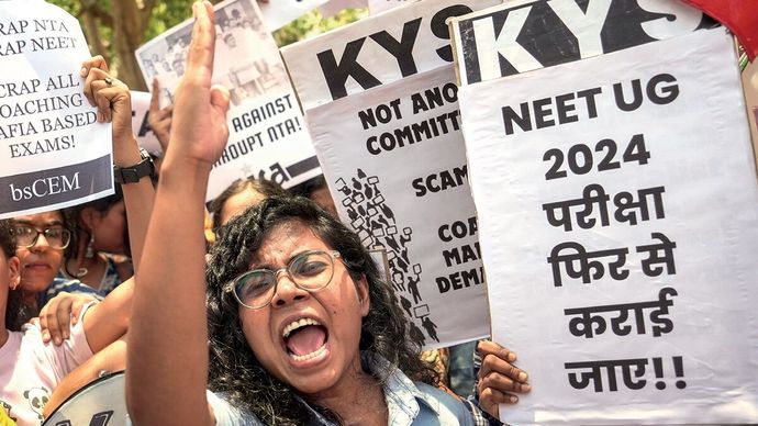 नीट यूजी परीक्षा में हुई कथित अनियमितताओं के खिलाफ 10 जून को दिल्ली में प्रदर्शन करते विद्यार्थी