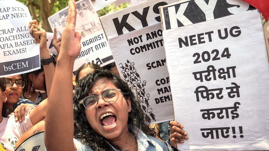 नीट यूजी परीक्षा में हुई कथित अनियमितताओं के खिलाफ 10 जून को दिल्ली में प्रदर्शन करते विद्यार्थी