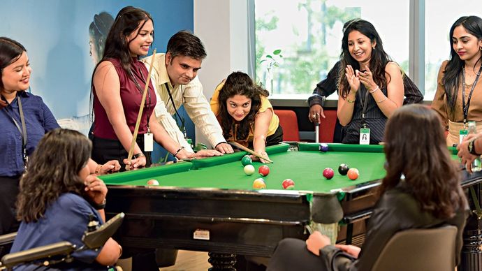 ऐक्सेंचर इंडिया के बेंगलूरू दफ्तर में बिलियर्ड्स खेलते कर्मचारी