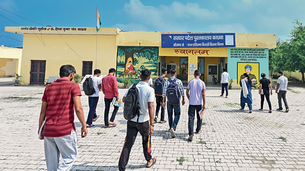 करनाल जिले के काछवा गांव की लाइब्रेरी को जाते छात्र