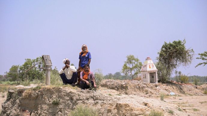 अयोध्या के महर्षि वाल्मीकि अंतर्राष्ट्रीय हवाई अड्डे के विस्तार में इन किसानों की जमीन अधिग्रहीत की गई है