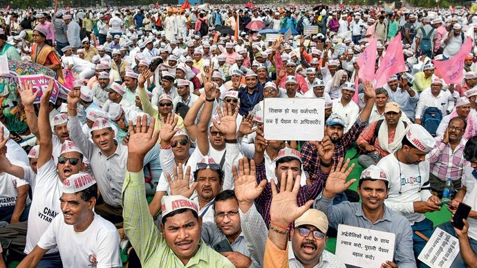 पिछले साल नई दिल्ली में एनपीएस का विरोध करते सरकारी कर्मचारी