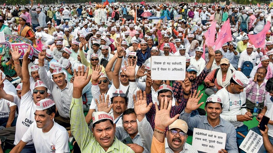 पिछले साल नई दिल्ली में एनपीएस का विरोध करते सरकारी कर्मचारी