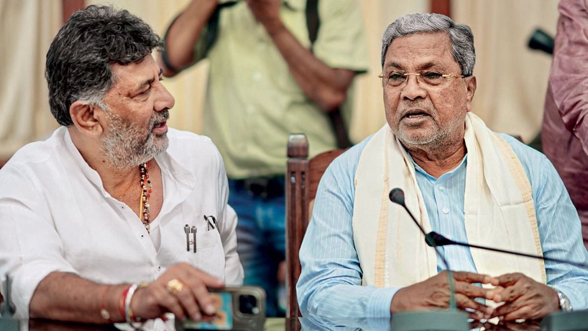 बेंगलूरू में 22 अगस्त को कांग्रेस विधायकों की बैठक के दौरान मुख्यमंत्री सिद्धरामैया और उपमुख्यमंत्री डी.के. शिवकुमार