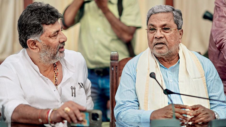 बेंगलूरू में 22 अगस्त को कांग्रेस विधायकों की बैठक के दौरान मुख्यमंत्री सिद्धरामैया और उपमुख्यमंत्री डी.के. शिवकुमार