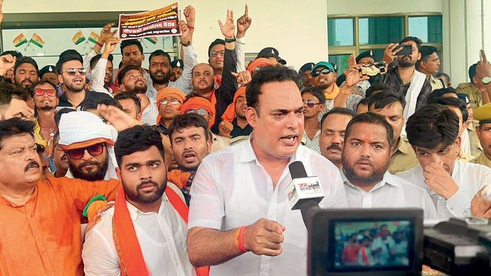 रायपुर के पीएससी मुख्यालय में जुलाई 2022 को भर्ती घोटाले के खिलाफ प्रदर्शन करते भाजपा नेता गौरी शंकर श्रीवास