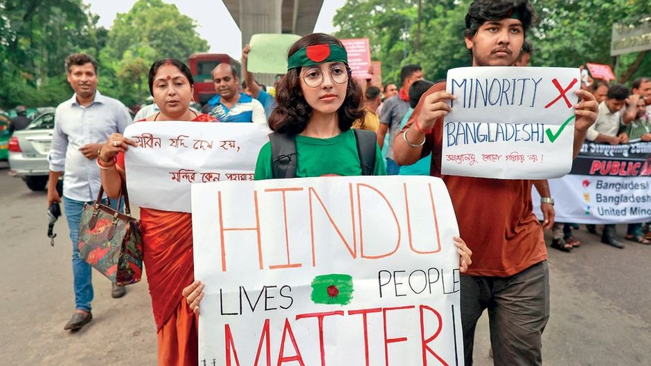 ढाका में 11 अगस्त को हिंसा का शिकार बनाए जाने के खिलाफ प्रदर्शन करते हिंदू समुदाय के लोग