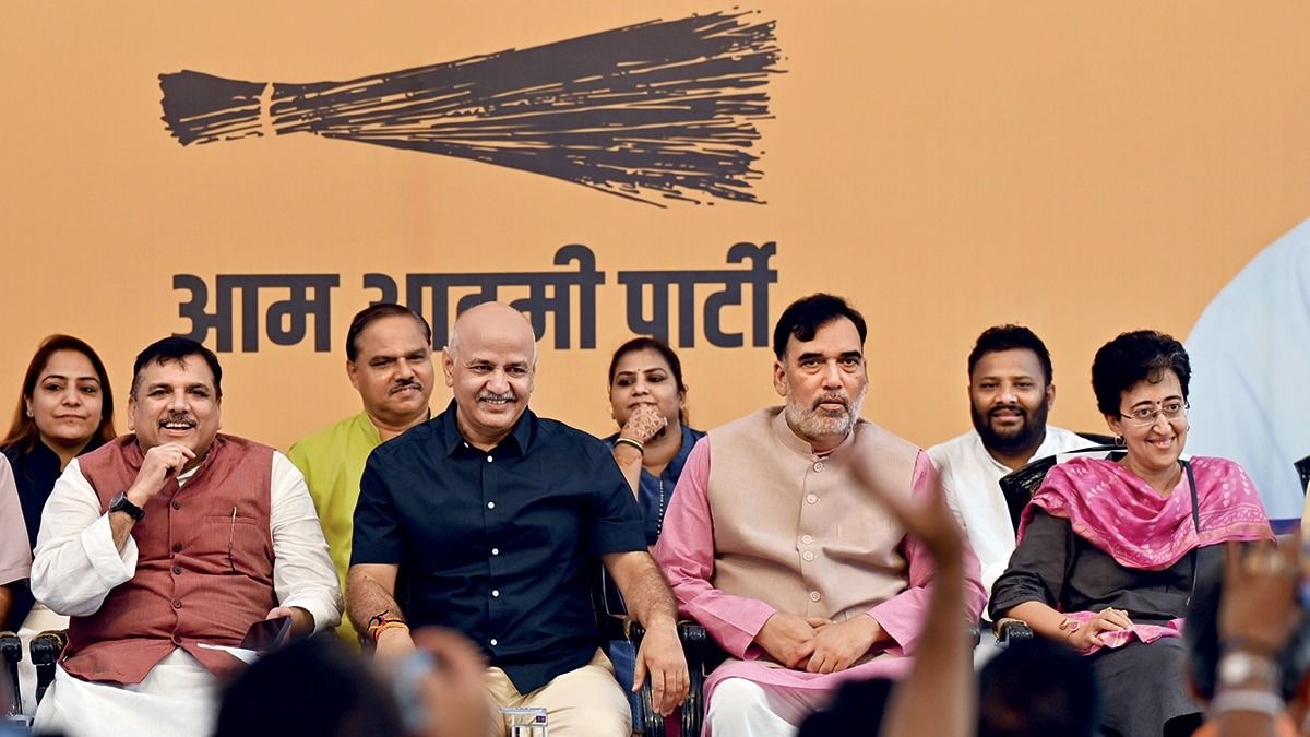 जमानत मिलने के बाद जेल से बाहर आए मनीष सिसोदिया के साथ 10 अगस्त को आप नेता संजय सिंह, गोपाल राय और आतिशी