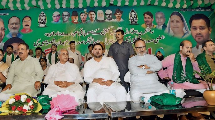 पटना के राजद कार्यालय में अल्पसंख्यक प्रकोष्ठ की बैठक में पार्टी प्रमुख तेजस्वी यादव के साथ अन्य नेता मुसलमान