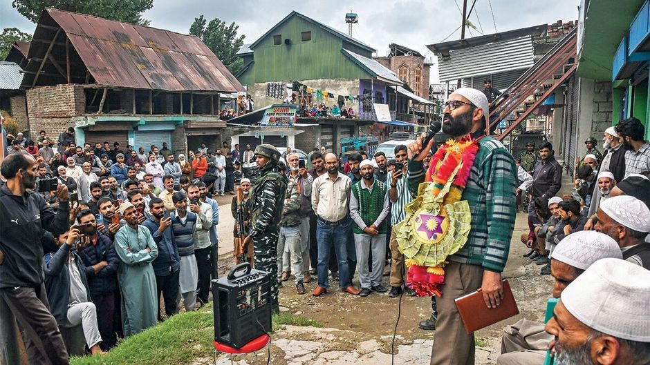 कुलगाम विधानसभा क्षेत्र में रोडशो के दौरान जमात सदस्य सयार अहमद रेशी
