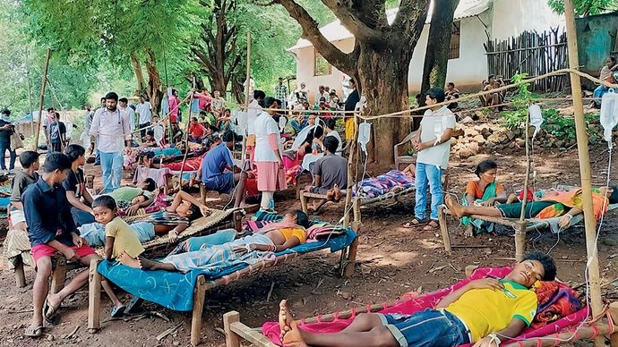 आसमान के नीचे अस्पताल गांव में खाट बिछाकर लोगों का इलाज किया गया