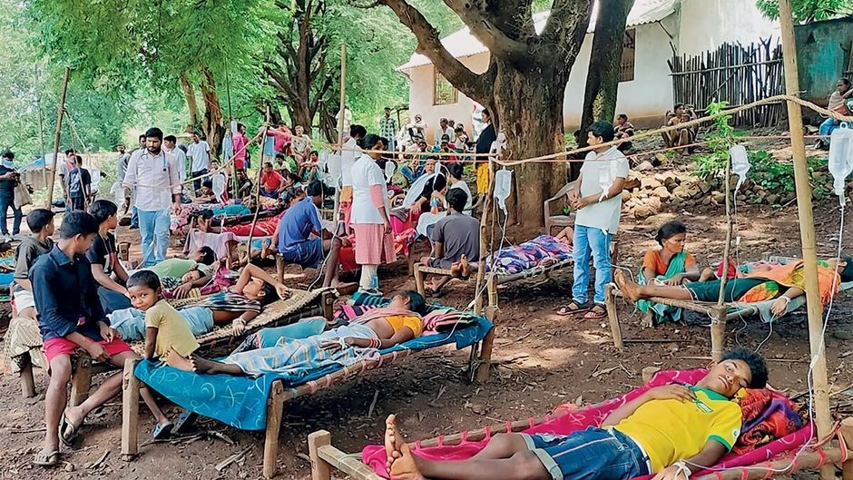 आसमान के नीचे अस्पताल गांव में खाट बिछाकर लोगों का इलाज किया गया