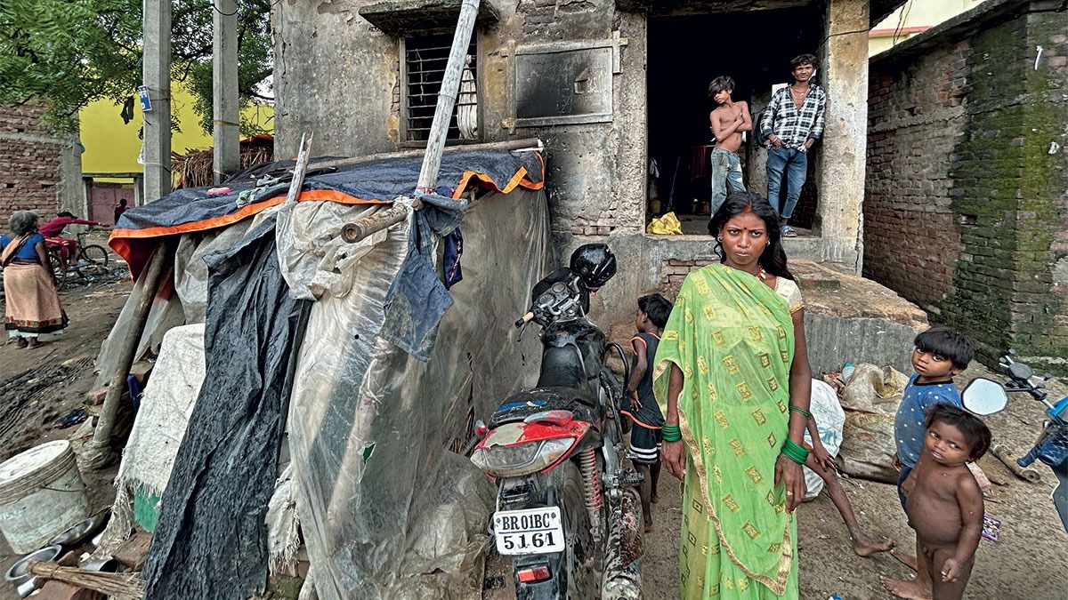 पटना के लखनी बिगहा में मांझी टोले का एक खस्ताहाल घर