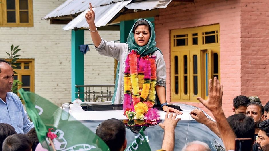 पीडीपी प्रत्याशी इल्तिजा 7 सितंबर को बिजबेहारा में एक रोड शो के दौरान