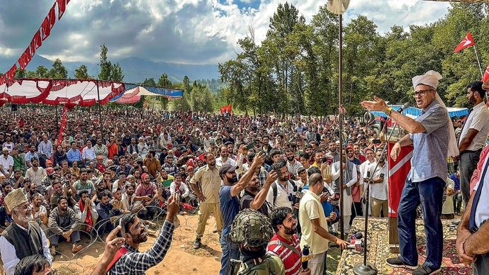 पूर्व मुख्यमंत्री उमर अब्दुल्ला 14 सितंबर को कुलगाम के डीएच पोरा में नेशनल कॉन्फ्रेंस का चुनाव प्रचार करते हुए