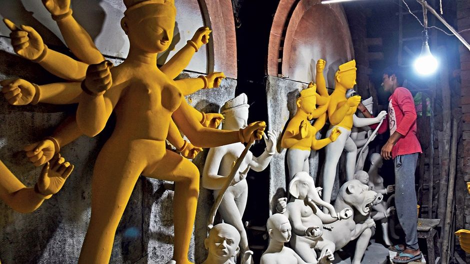 कोलकाता के कुमारतुली में देवी दुर्गा की मूर्तियों का निर्माण