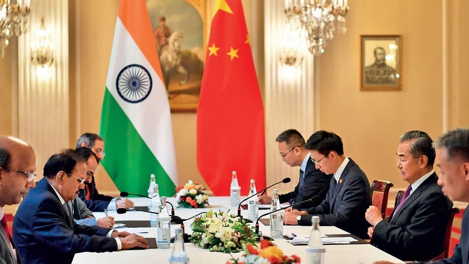 राष्ट्रीय सुरक्षा सलाहकार अजित डोभाल (बाएं से दूसरे) और चीन के विदेश मंत्री वांग यी (दाएं से दूसरे) 13 सितंबर को सेंट पीटर्सबर्ग में