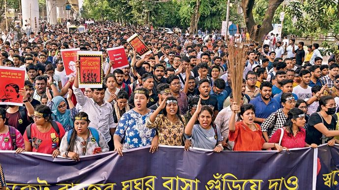 हड़तालरत जूनियर डॉक्टर 10 सितंबर को कोलकाता में स्वास्थ्य भवन की ओर बढ़ते हुए