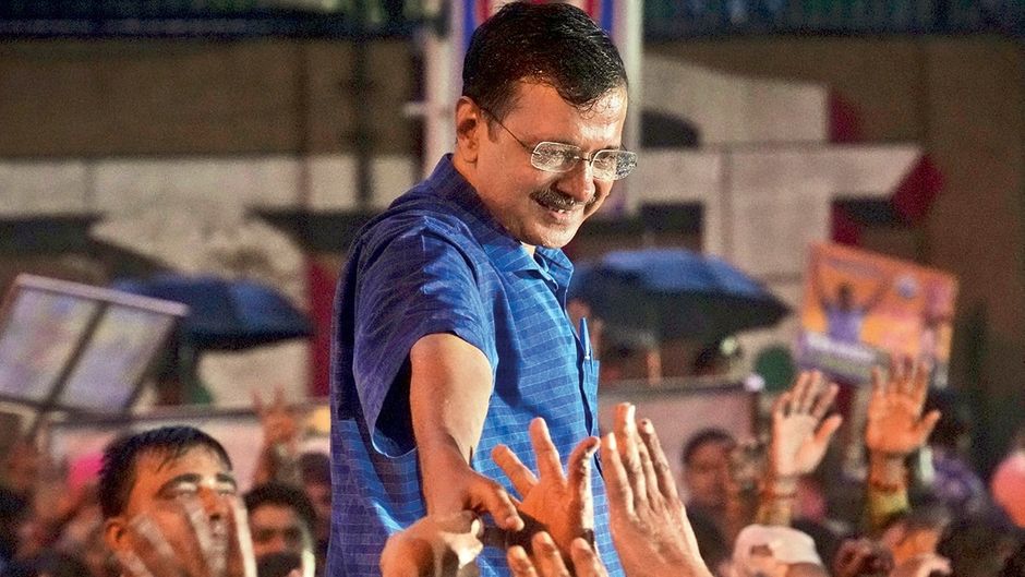 13 सितंबर को जेल से छूटने के बाद समर्थकों का अभिवादन स्वीकार करते आप नेता अरविंद केजरीवाल