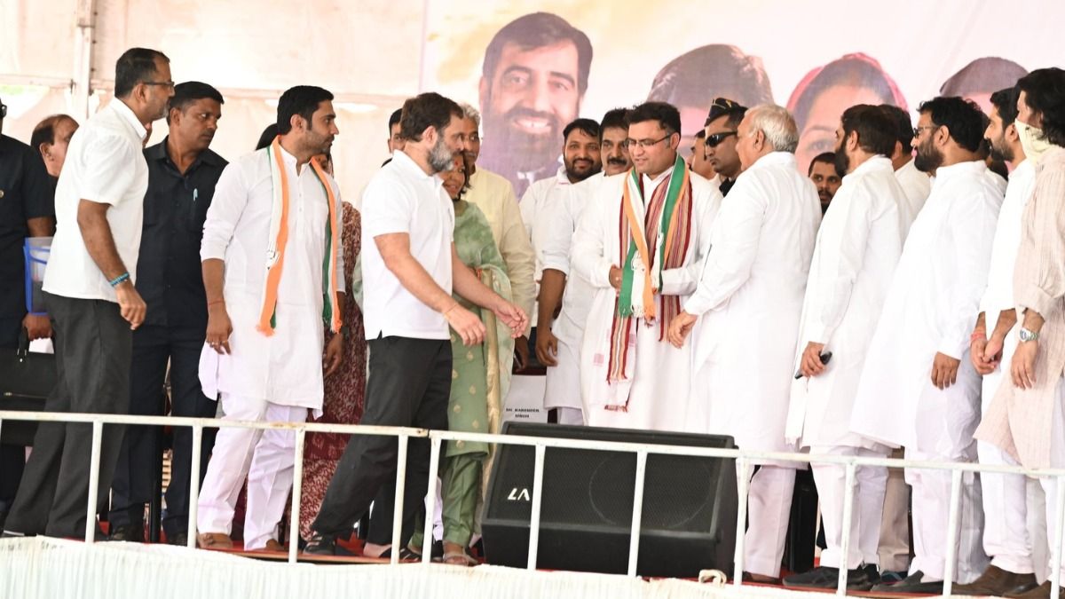 (बाएं) राहुल गांधी, गले में कांग्रेस का गमछा पहने अशोक तंवर/एक्स