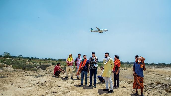 अयोध्या एयरपोर्ट से सटे धर्मपुर सहादत गांव में जमीन के मुआवजे में गड़बड़ी का आरोप लगाने वाले ग्रामीण