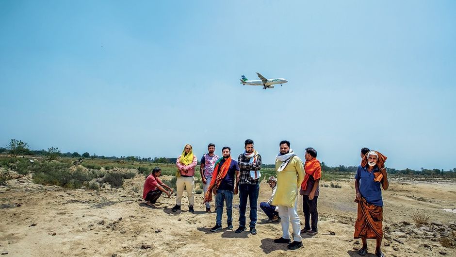 अयोध्या एयरपोर्ट से सटे धर्मपुर सहादत गांव में जमीन के मुआवजे में गड़बड़ी का आरोप लगाने वाले ग्रामीण