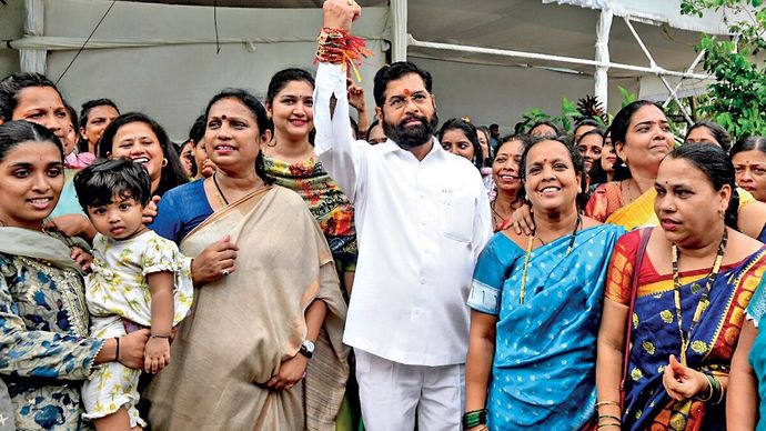 मुख्यमंत्री माझी लाडकी बहन योजना लॉन्च करने के मौके पर सीएम एकनाथ शिंदे को मुंबई में 29 जून को महिलाओं ने राखी बांधी
