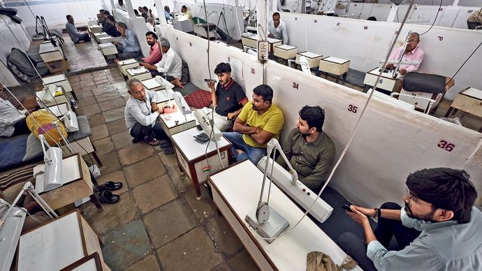 सूरत के महिधारपुरा में खाली बैठे हीरा कारोबारी