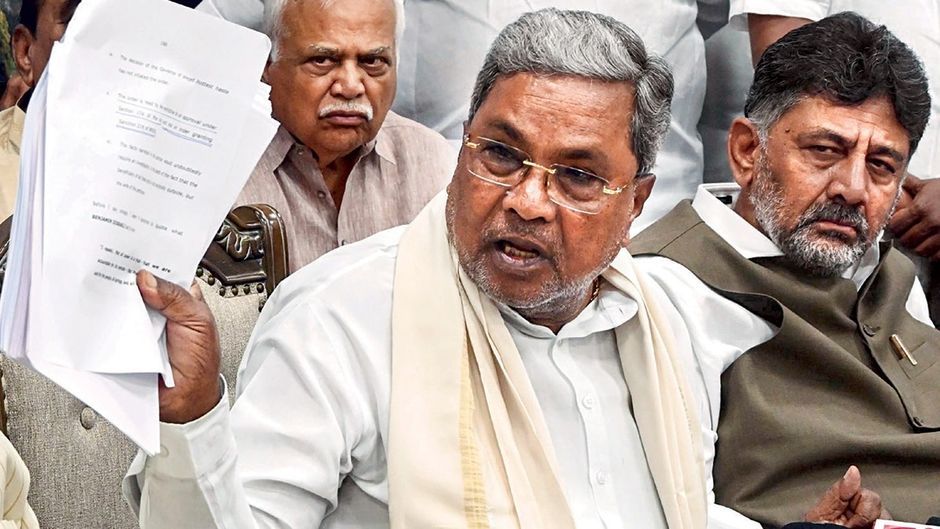 हाइकोर्ट के आदेश के बाद प्रेस कॉन्फ्रेंस में सीएम सिद्धरामैया, साथ में उप-मुख्यमंत्री डी.के. शिवकुमार