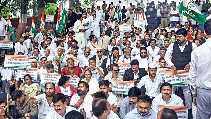 उत्तर प्रदेश कांग्रेस ने योगी सरकार की नाकामियों के खिलाफ राजधानी लखनऊ (दाएं) समेत पूरे प्रदेश जनांदोलन शुरू कर दिया है