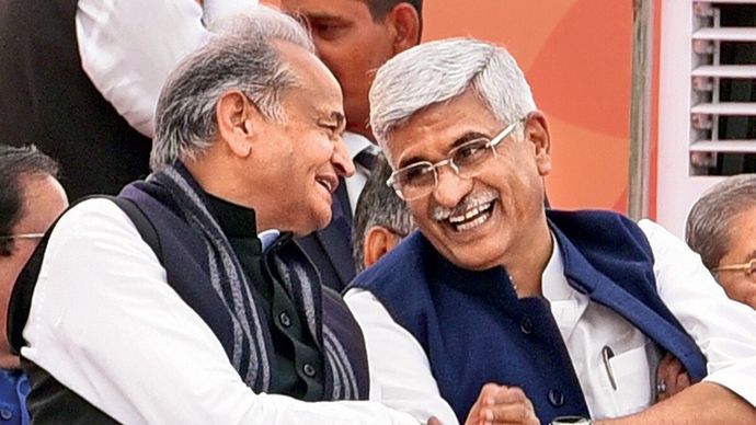 गजेंद्र शेखावत के साथ अशोक गहलोत (बाएं), दिसंबर 2023