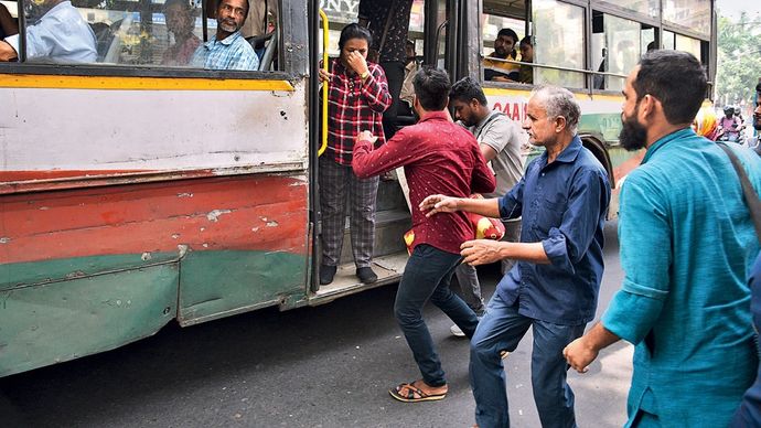 कोलकाता में डब्ल्यूबीटीसी की बस में चढ़ते लोग